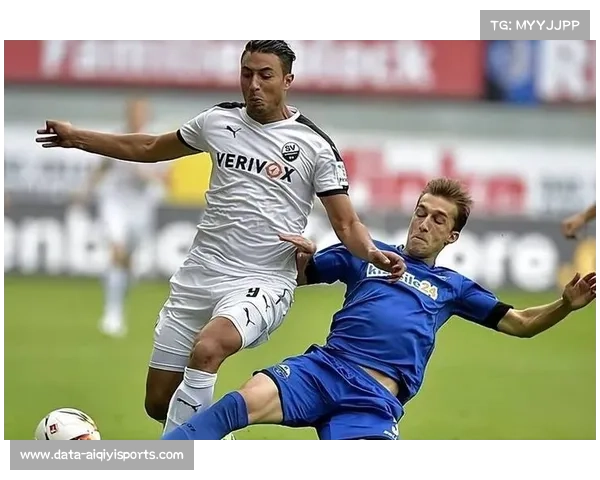 特写：裁判观看VAR回放，判定弗赖堡进球前进攻组织是否越位